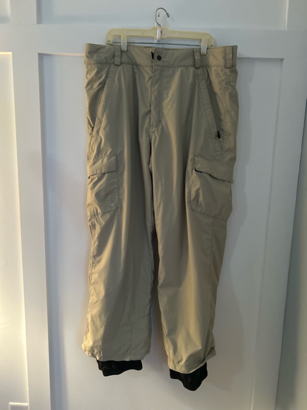 Obermeyer Men's Khaki Cargo Ski Pants Zippered pockets Adjustable Waist XL